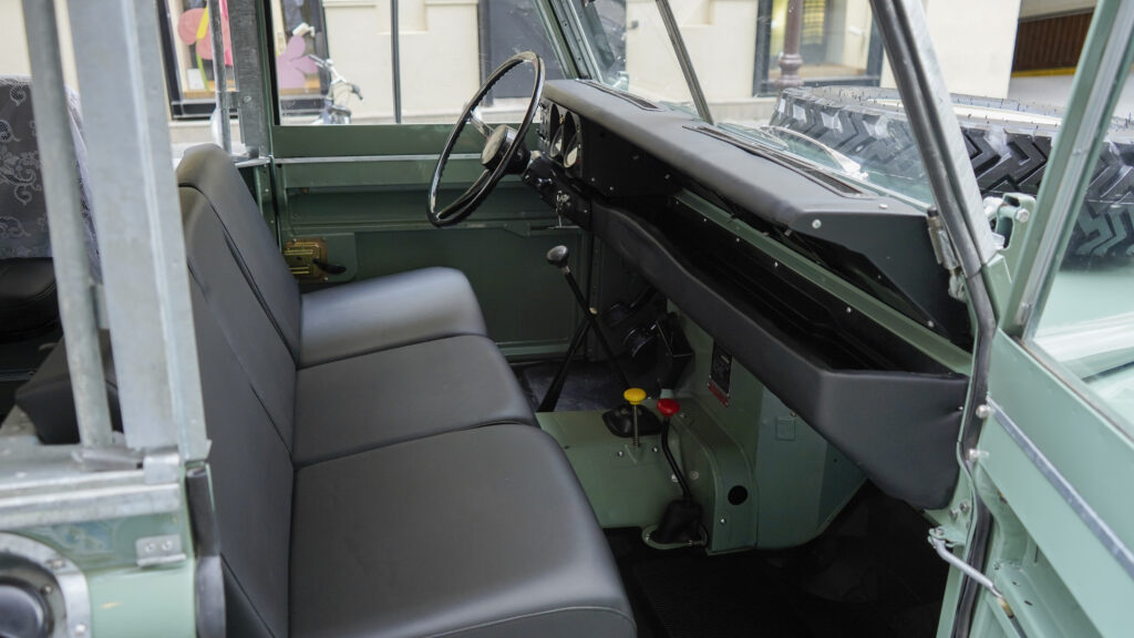 LAND ROVER SANTANA 109 – 1975 — Exterior