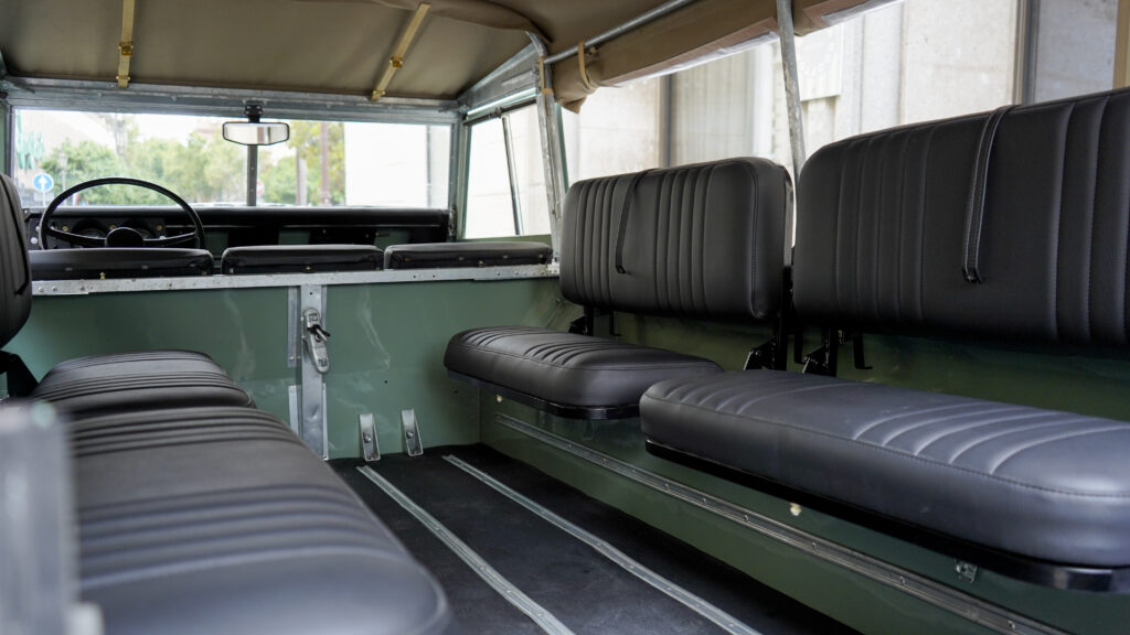 LAND ROVER SANTANA 109 – 1975 — Exterior