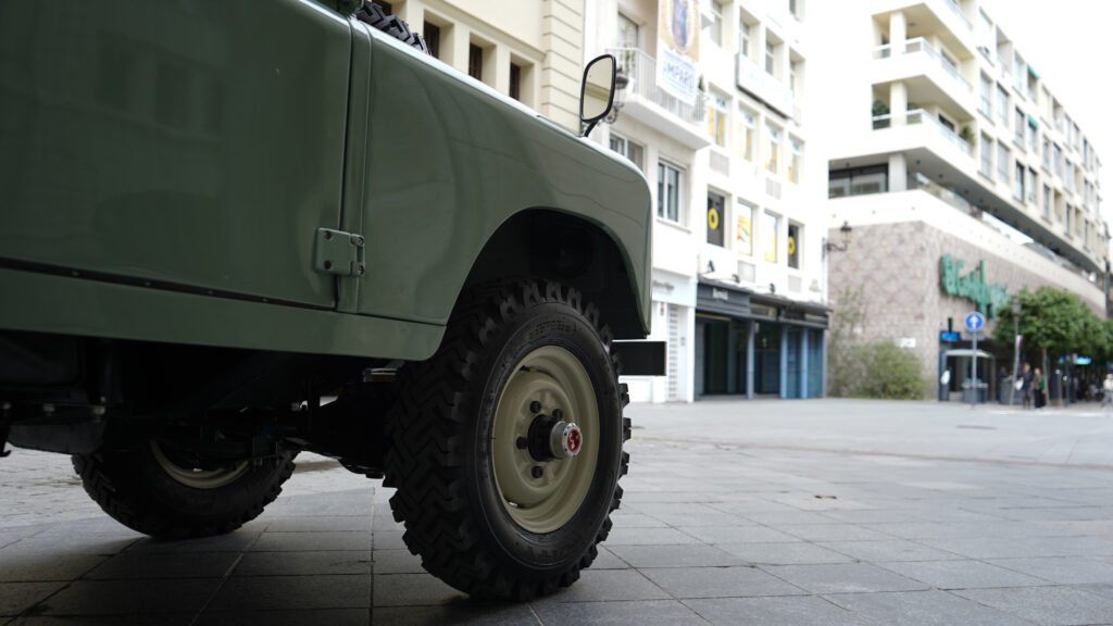 LAND ROVER SANTANA 109 – 1975 — Exterior