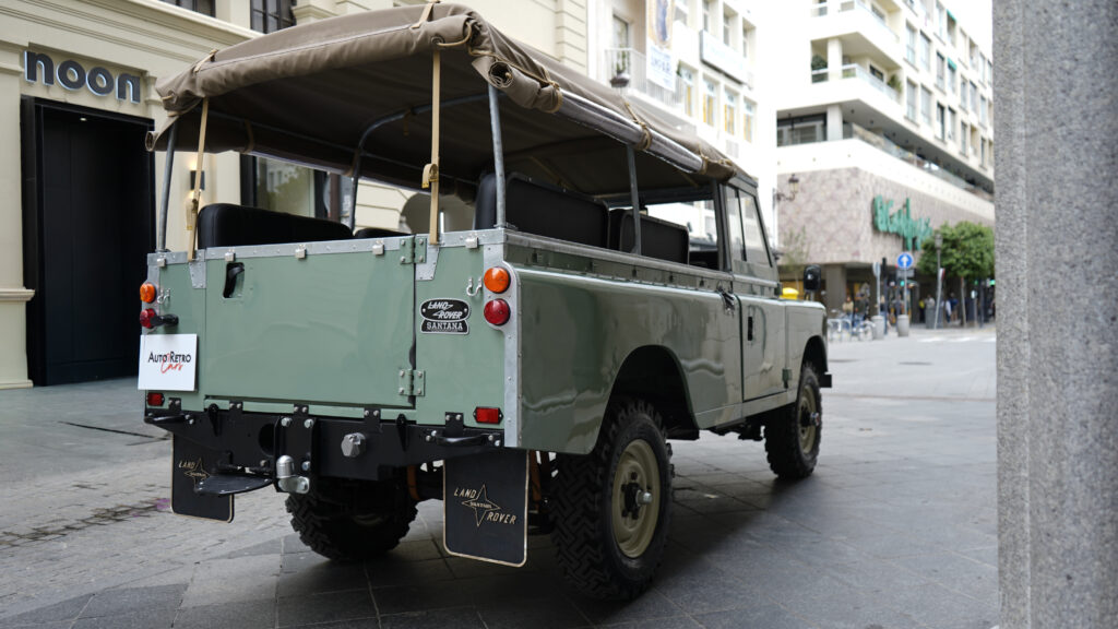 LAND ROVER SANTANA 109 – 1975 — Exterior
