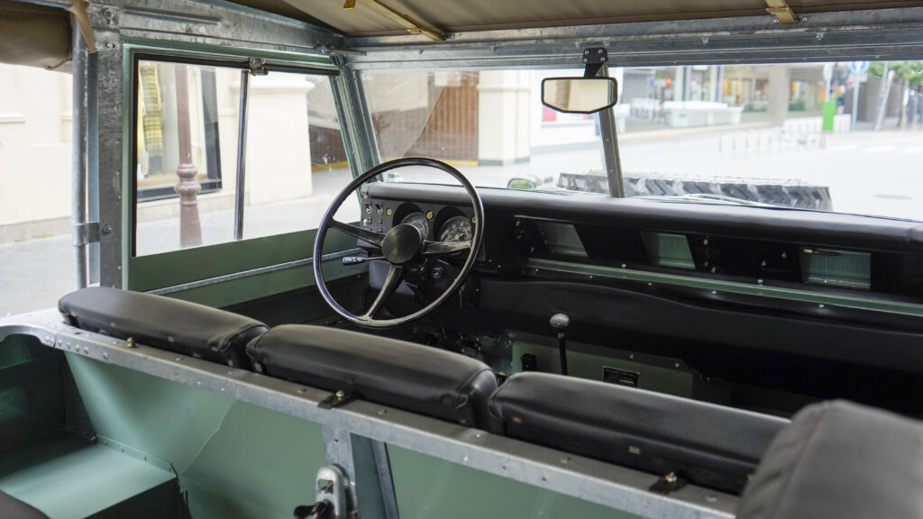 LAND ROVER SANTANA 109 – 1975 — Exterior