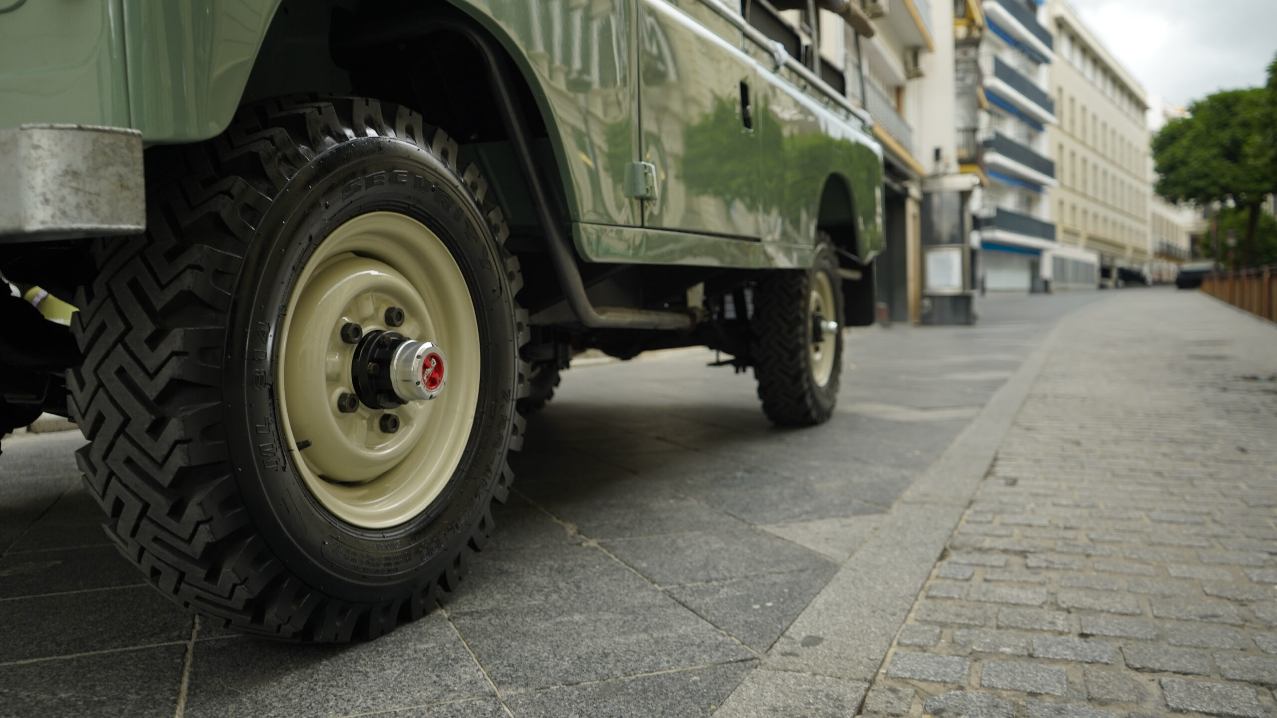 LAND ROVER SANTANA 109 – 1975 — Exterior