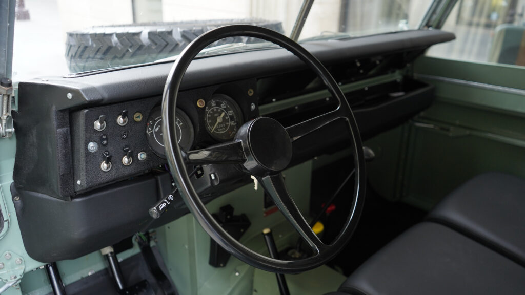 LAND ROVER SANTANA 109 – 1975 — Exterior