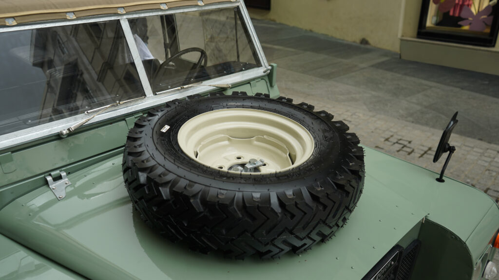 LAND ROVER SANTANA 109 – 1975 — Exterior