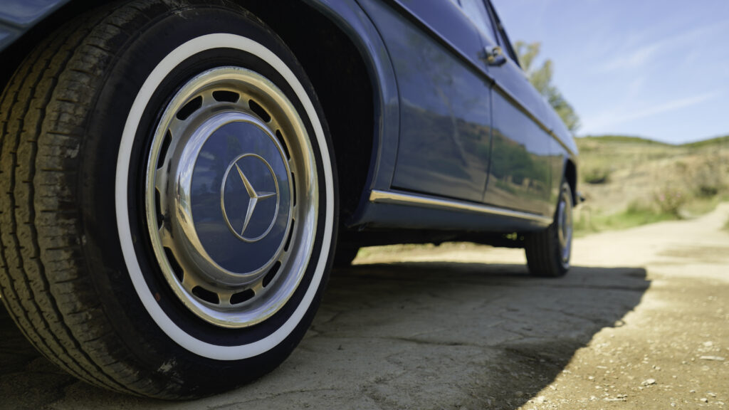 MERCEDES BENZ 220D – 1972 — Exterior