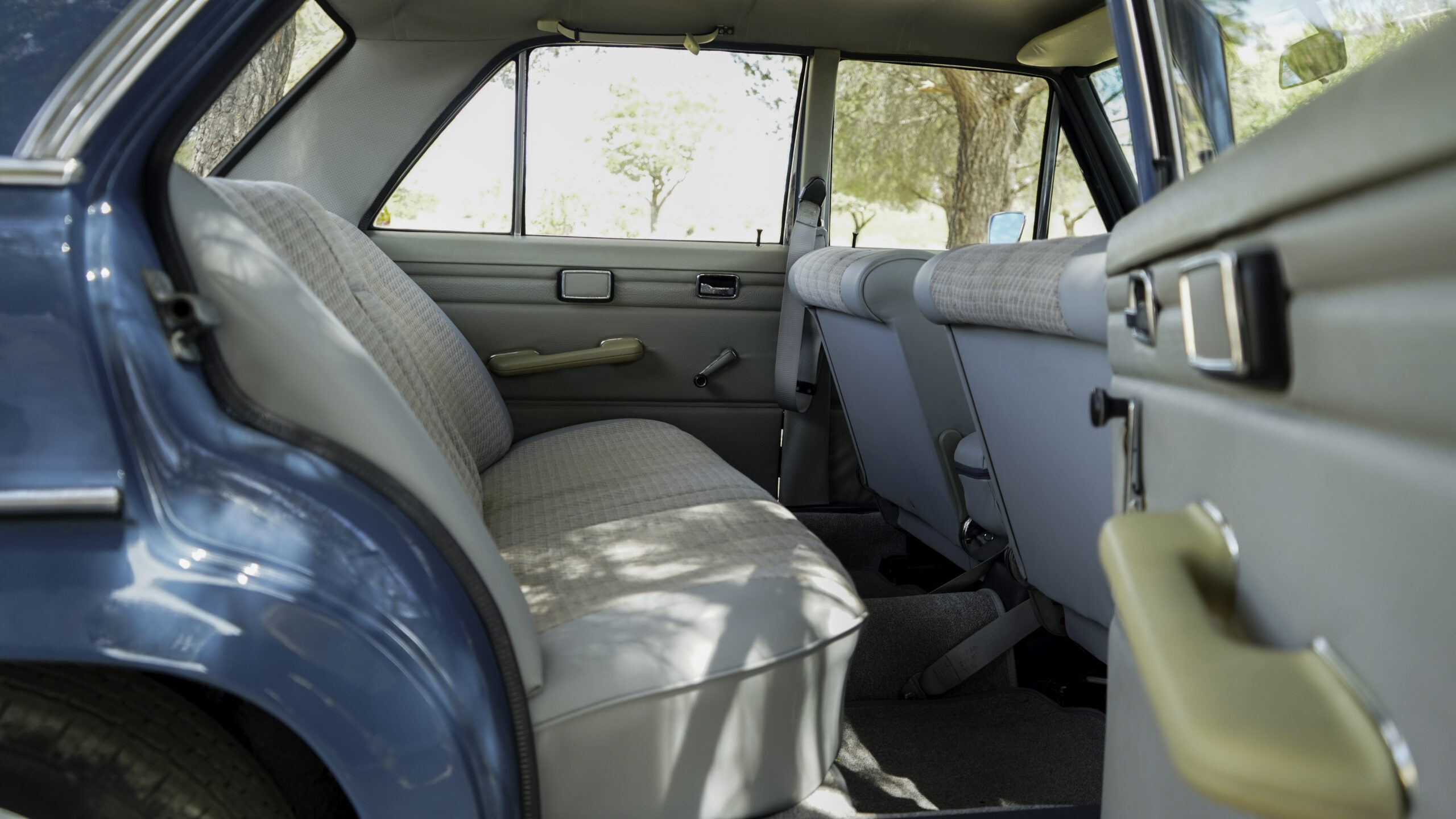 MERCEDES BENZ 220D – 1972 — Exterior