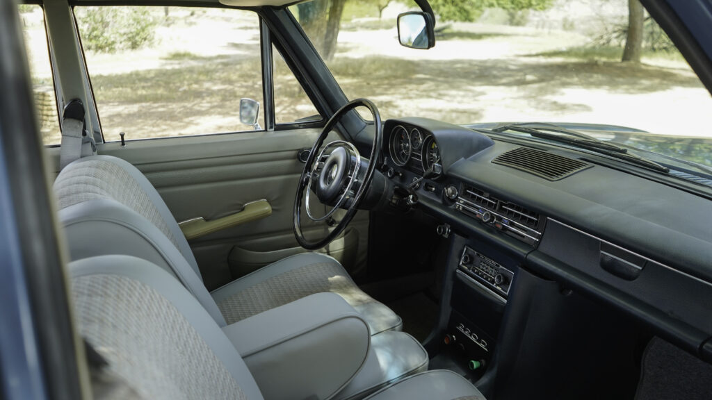 MERCEDES BENZ 220D – 1972 — Exterior
