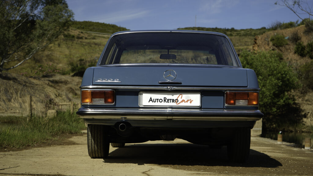 MERCEDES BENZ 220D – 1972 — Exterior